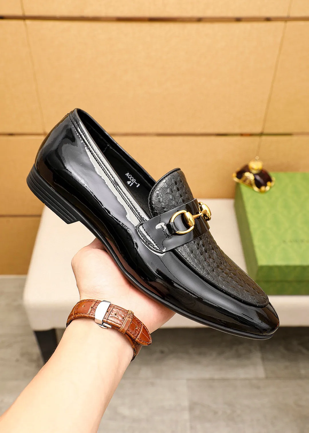 Men's shoes 💰442 💐 Product trademark: GUCCI "Gucci" casual leather shoes Regular size: 38-44 (45🉑️customized) Product materials: Selected imported first-layer patent leather embossed upper + luxury hardware buckle, imported cowhide leather lining. Strong three-dimensional visual effect, rubber outsole Color: 1⃣️color optional